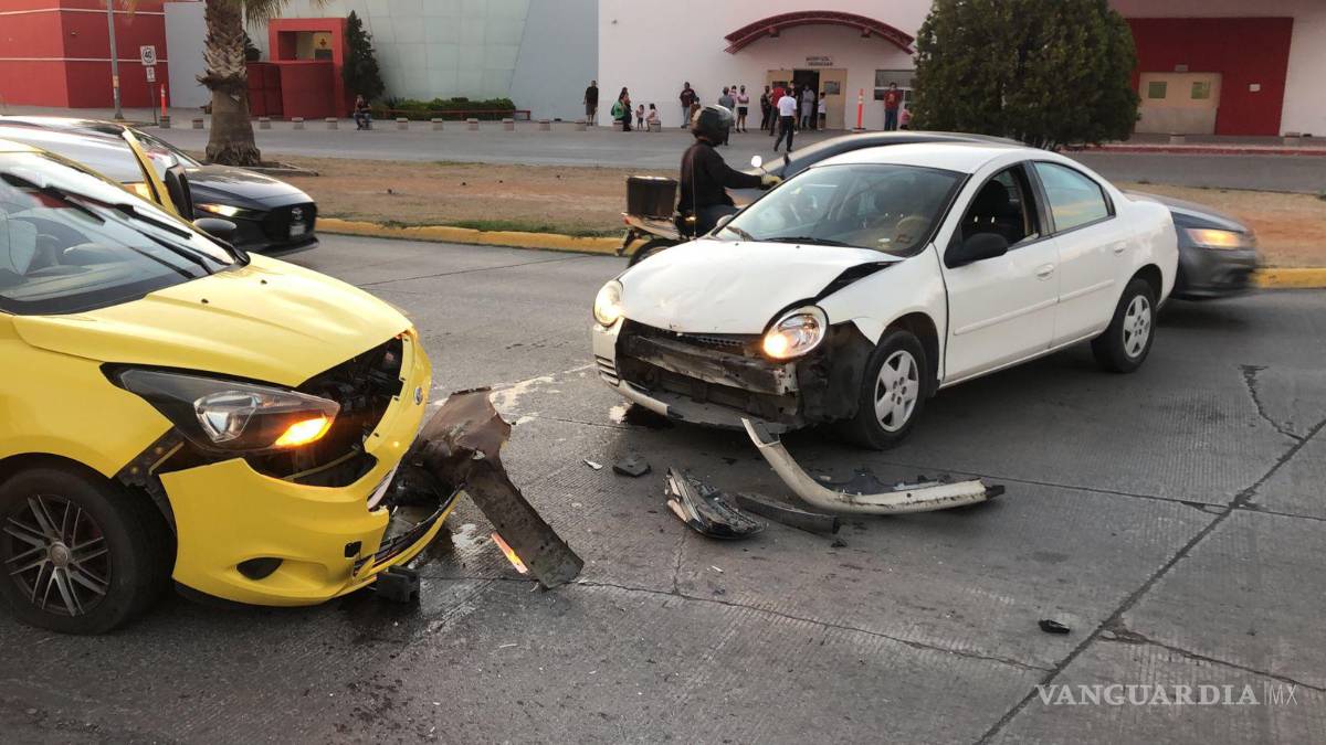 $!Al llegar a su cruce con Carlos Abedrop, según el conductor de nombre Mateo, le cedieron paso, pero solo para pasar el carril de mayor rapidez.