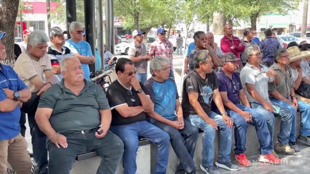 $!Trabajadores y extrabajadores de AHMSA realizaron una asamblea en la plaza principal de Monclova para definir nuevas medidas de presión.