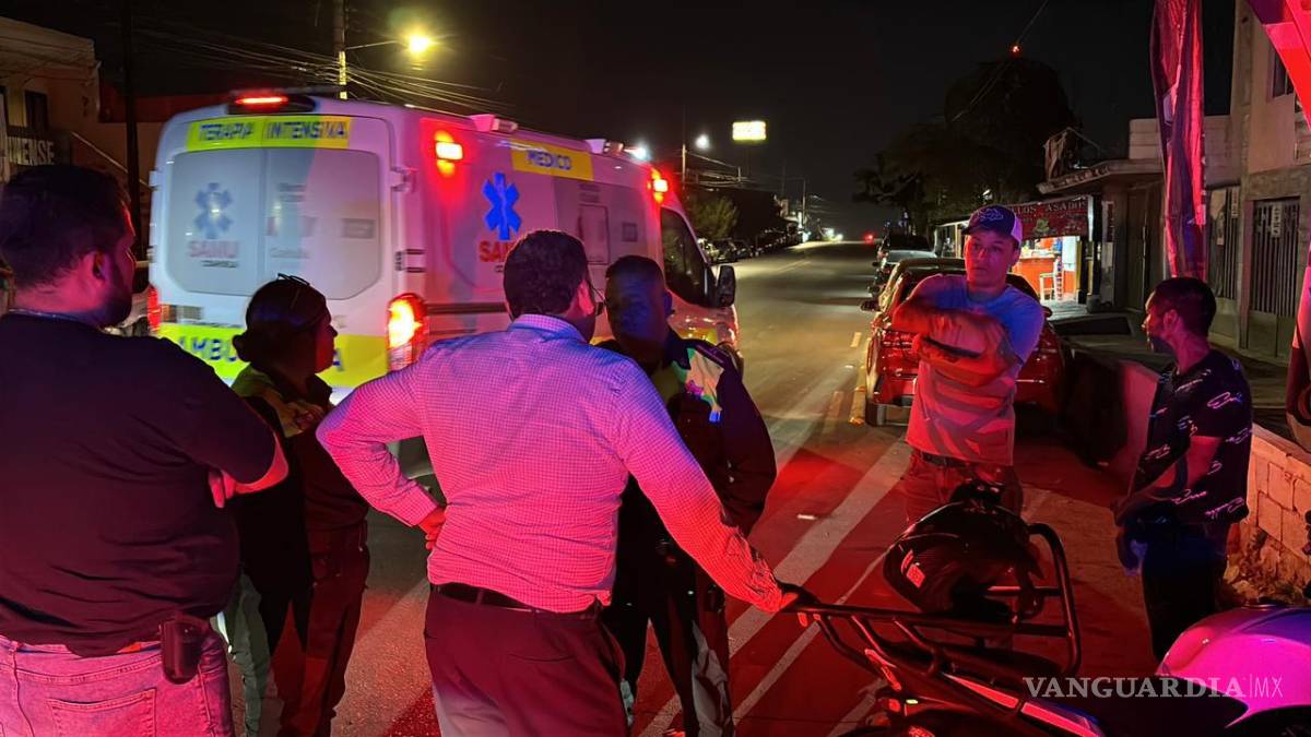 $!Paramédicos acudieron para valorar al lesionado tras el choque.