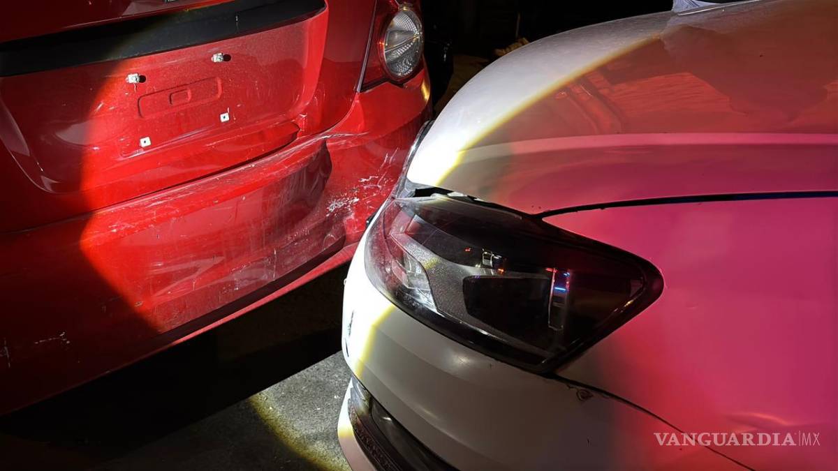 $!Vehículos involucrados en el percance presentaron daños materiales tras el impacto múltiple registrado durante la persecución de una motocicleta en calles de la colonia Bellavista.