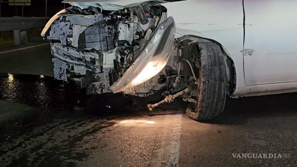 $!El automóvil Nissan Versa terminó con severos daños en la parte frontal luego de impactarse contra la barrera metálica ubicada en los límites de Saltillo y Ramos Arizpe.