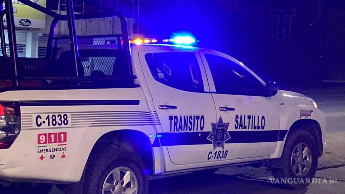 $!El conductor de la camioneta presuntamente responsable abandonó el lugar antes de la llegada de las autoridades, por lo que elementos de Tránsito Municipal tomaron conocimiento de los hechos para iniciar el reporte correspondiente.
