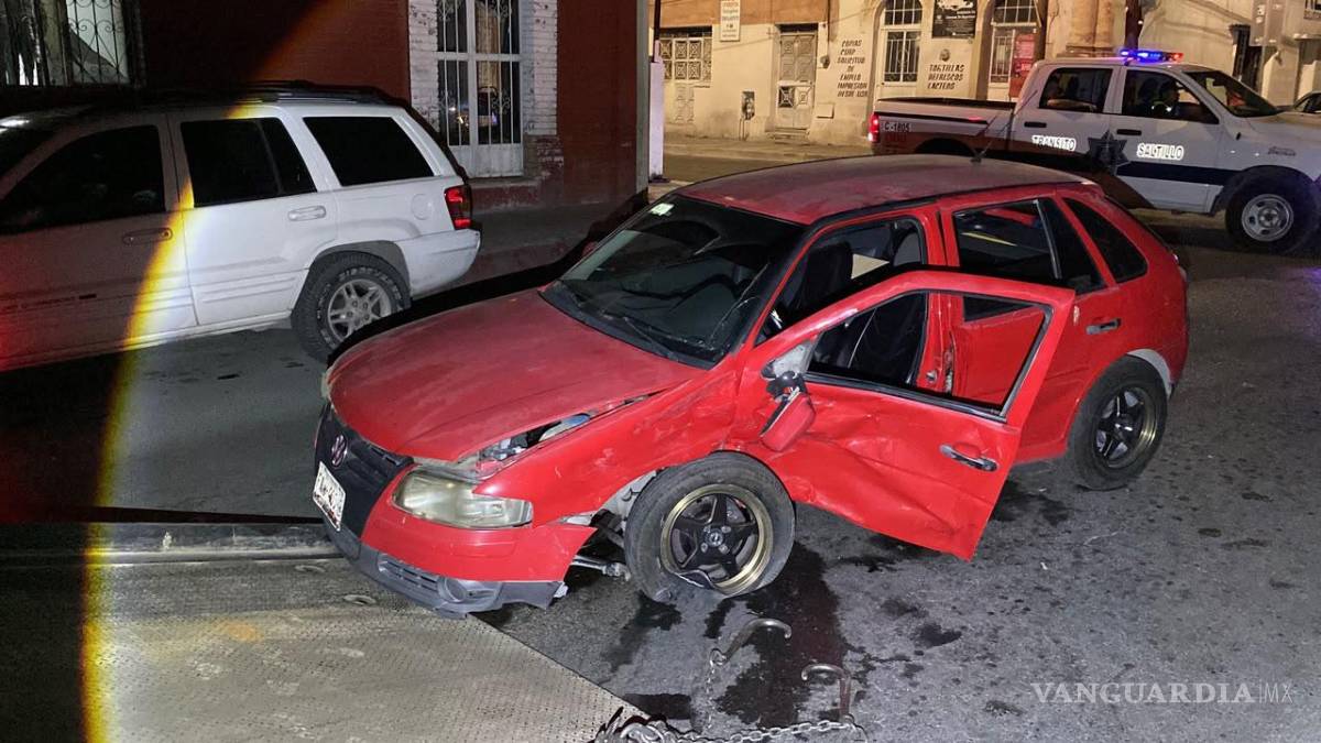 $!Durante la intervención de las autoridades, los oficiales localizaron bebidas alcohólicas en el vehículo señalado como presunto responsable y detectaron aliento alcohólico en el otro conductor, hechos que quedaron asentados en el informe oficial.
