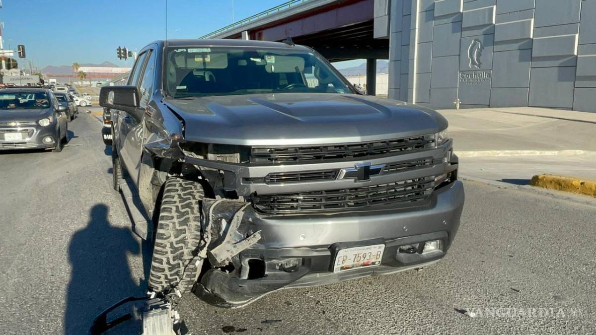 $!Tras el desastre ocasionado, arribó personal de la Policía Municipal para detener al joven.