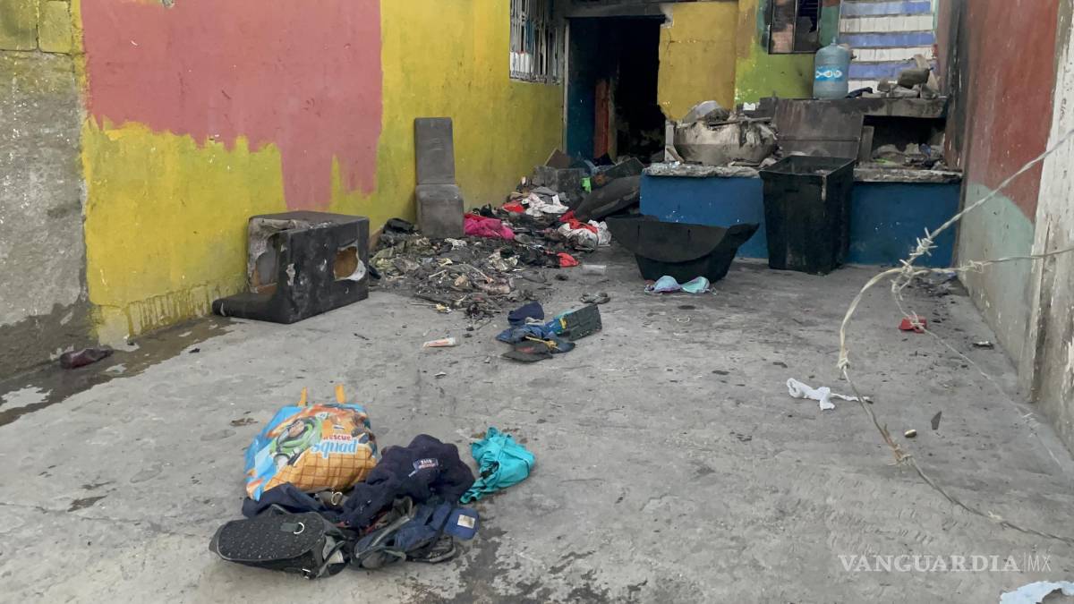 Los sacan de casa, queman ropa y muebles en represalia