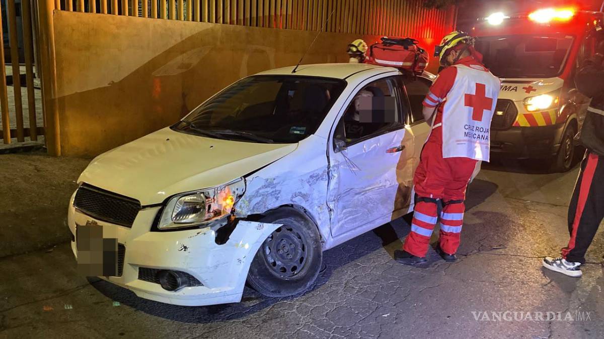 $!El Chevrolet Aveo recibió el impacto cuando circulaba con el derecho de paso sobre Emilio Carranza.