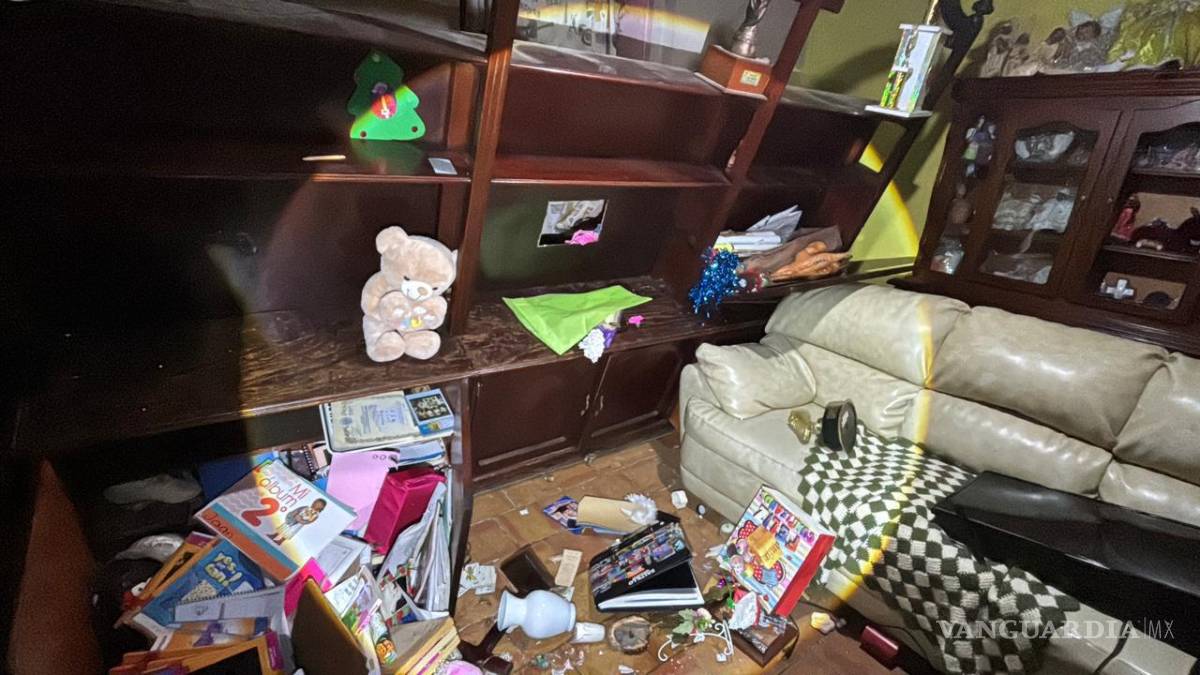 $!Viviendas del sector presentaron daños en vidrios y mobiliario tras la irrupción del grupo de pandilleros.