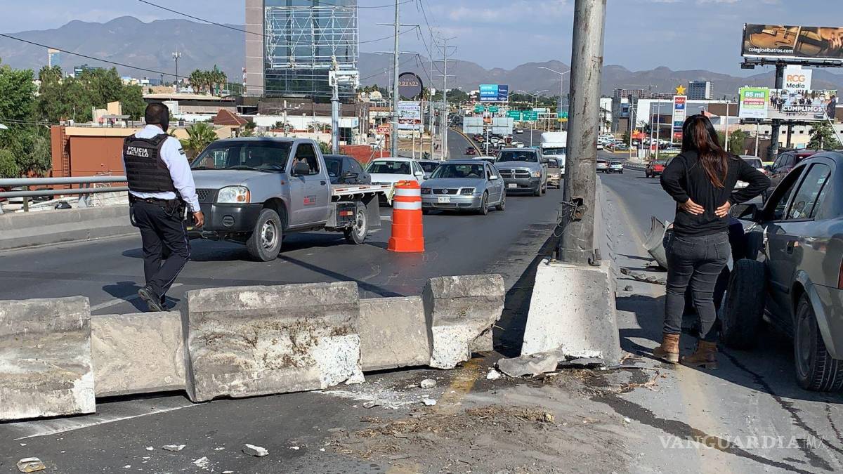 $!Choca su vehículo luego de ‘ceder el paso’ sobre puente en Saltillo
