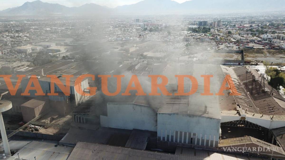 $!Se registra incendio en bodega de Vitromex, al norte de Saltillo (video)