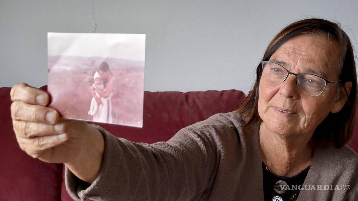 $!Nava Sonnensche, integrante de una de las cuatro primeras familias que se establecieron permanentemente, muestra una foto en la que aparece con hija.