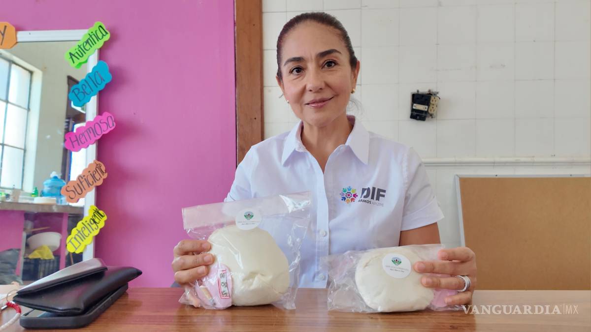 $!Teresita Escalante, presidenta honoraria del DIF Ramos Arizpe, destacó la importancia de mantener durante todo el año las revisiones médicas y los estudios preventivos para detectar oportunamente el cáncer.