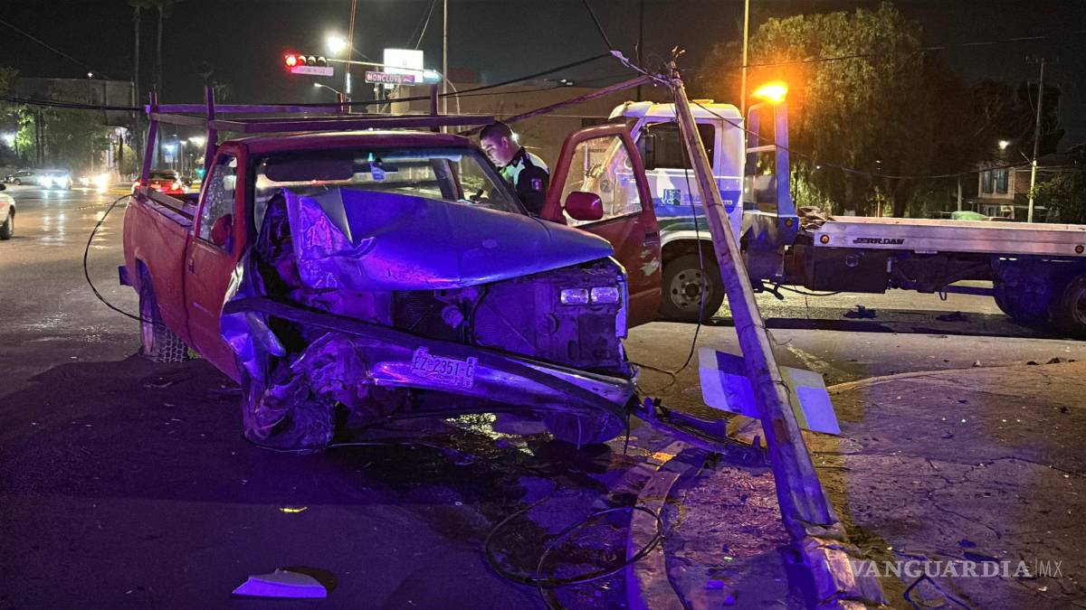 $!Cables de alta tensión quedaron expuestos sobre el pavimento tras el impacto.