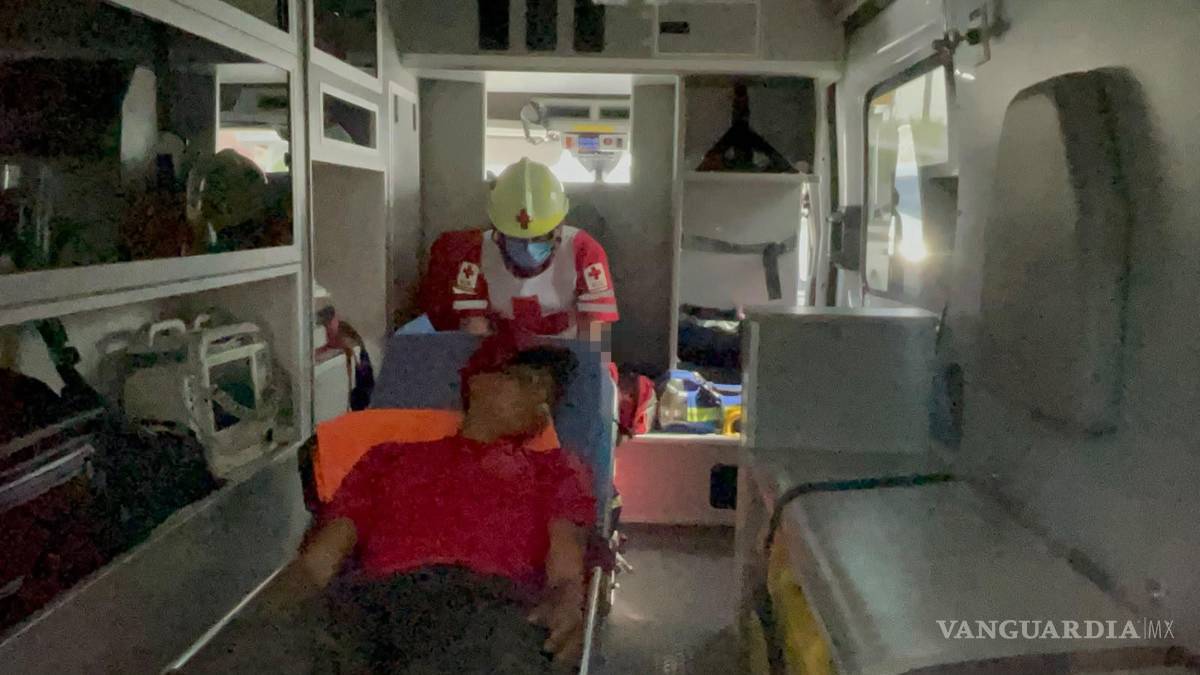 $!Paramédicos de la Cruz Roja estabilizaron al motociclista antes de trasladarlo para recibir atención médica.