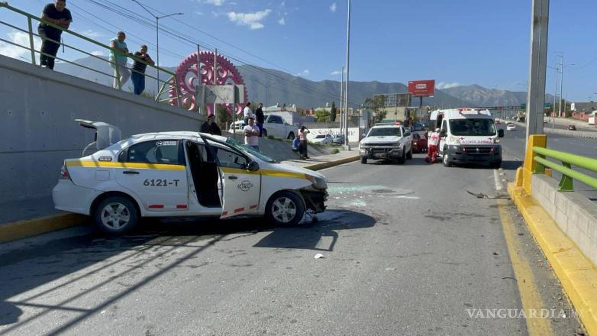 Le cierran el paso a taxista y vuelca en el Periférico de Saltillo