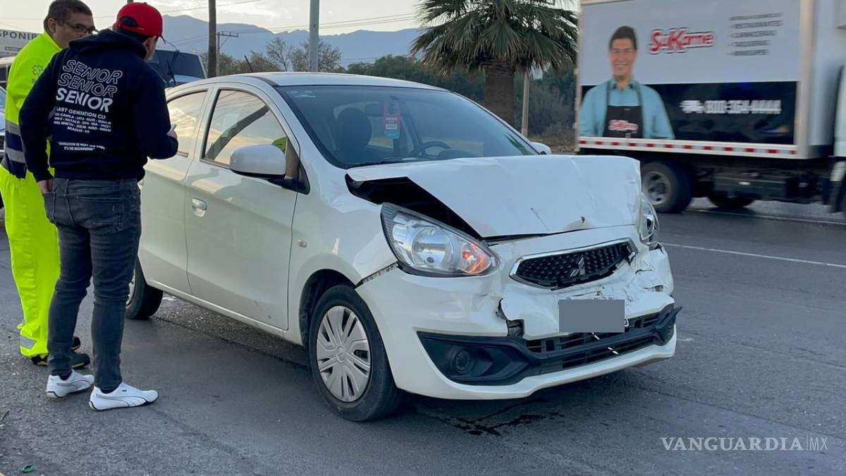 $!El frente de este auto terminó destrozado.