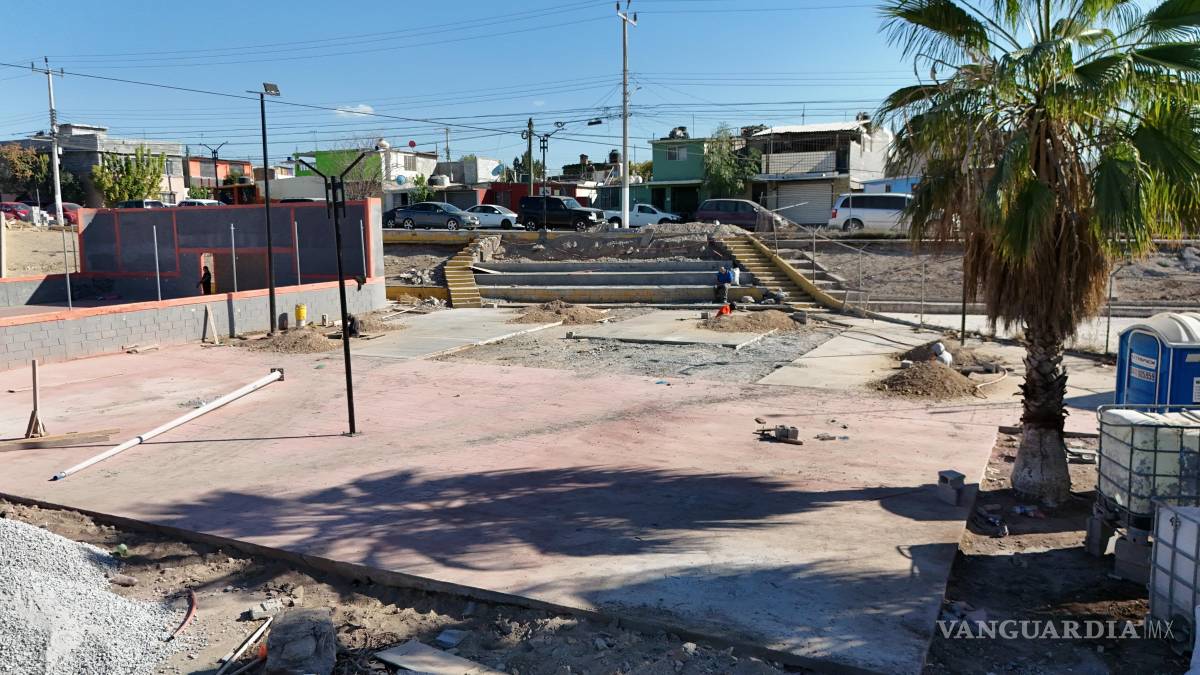 $!Avance en la reconstrucción de gradas y áreas comunes de la plaza Fidel Velázquez, donde se realizan trabajos de nivelación y para recibir a vecinos y visitantes.