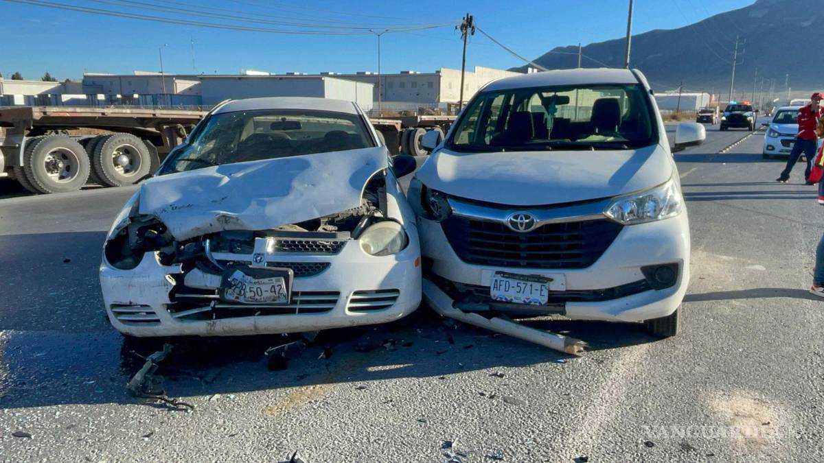 $!El exceso de velocidad de una camioneta Toyota Avanza provocó un segundo accidente, al no detenerse a tiempo y chocar contra los vehículos ya siniestrados.