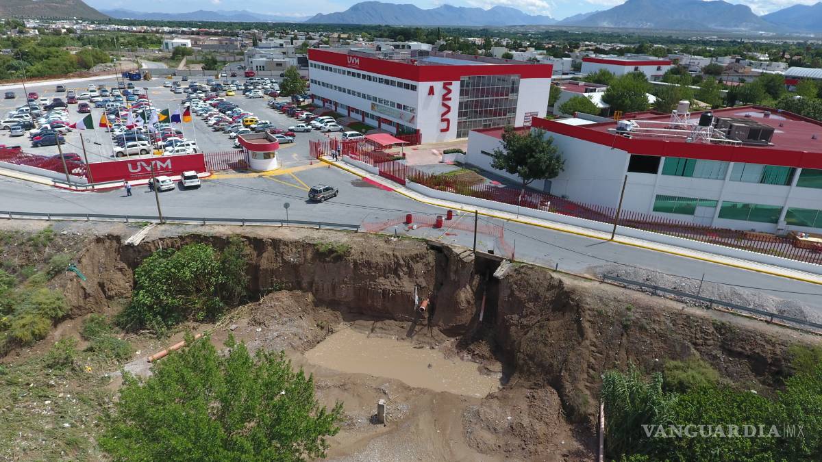 Cierran acceso de la UVM en Saltillo por enorme pozo