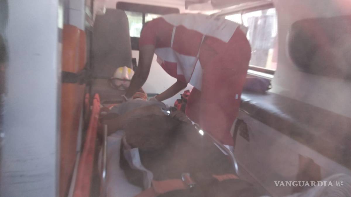 $!Tras el impacto, el menor fue atendido por paramédicos de la Cruz Roja y trasladado de inmediato al Centro de Salud, donde quedó internado.