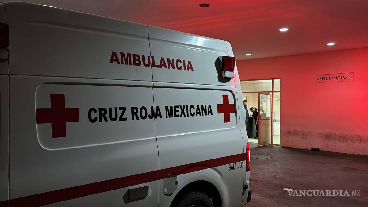 $!Paramédicos de la Cruz Roja brindaron los primeros auxilios y trasladaron a los lesionados al hospital.
