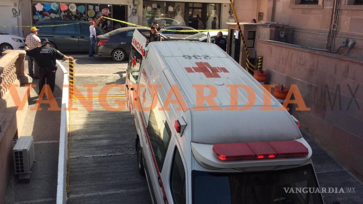 $!Se le escapa tiro a guardia de Palacio de Gobierno de Coahuila... ¡y hiere a compañero!; probablemente le amputarán una pierna