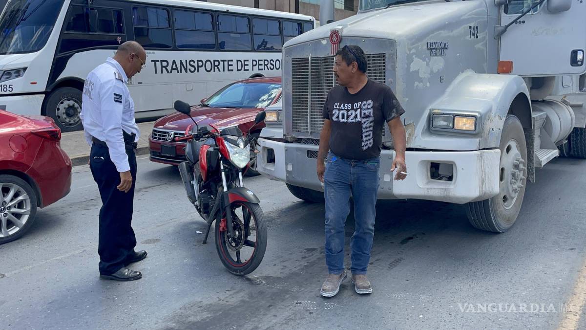 $!El motociclista avanzó entre los automóviles en bulevar Universidad y se colocó delante del tráiler.