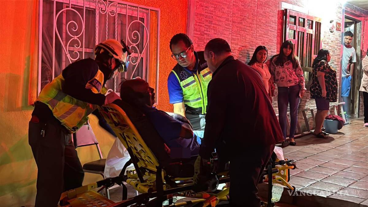 $!Pedro, fue trasladado por paramédicos de la Secretaría de Salud tras resultar con quemaduras en el incendio de su vivienda en Bellavista.