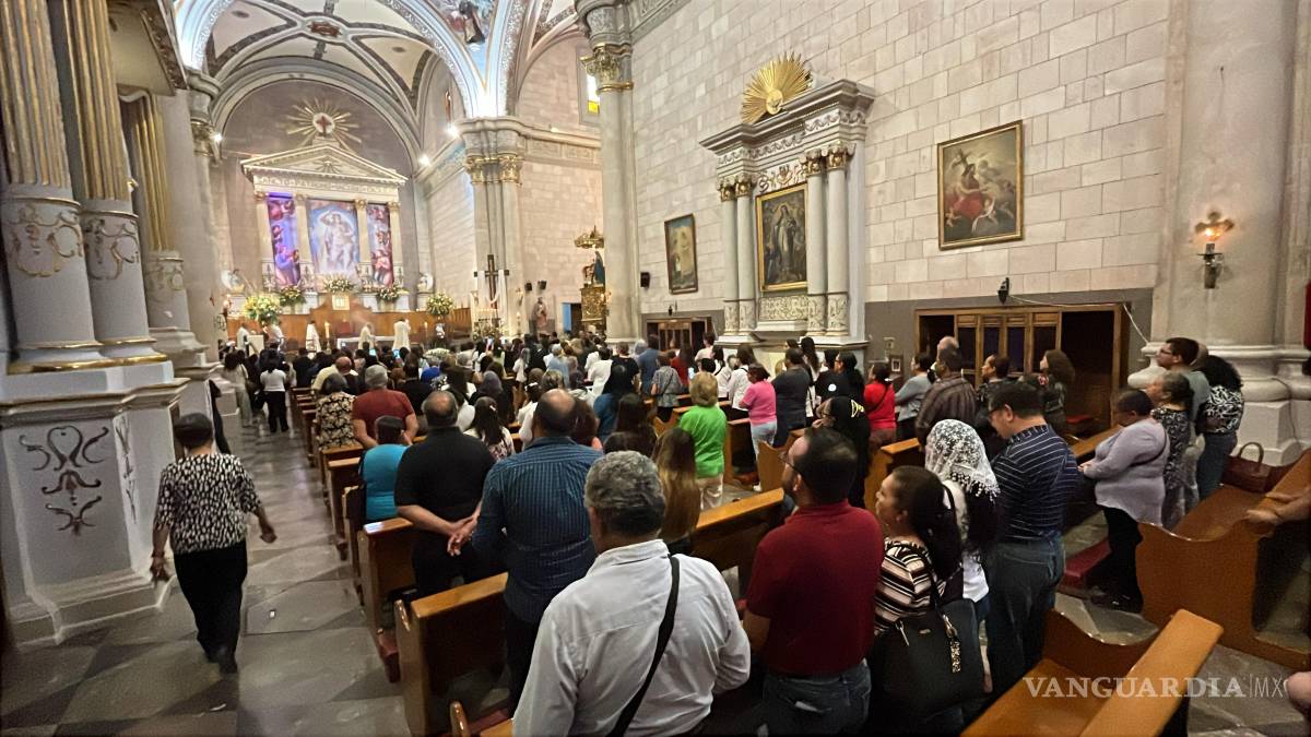 $!Feligreses en oración en la Catedral de Saltillo, unidos en un momento de recogimiento por el eterno descanso del Papa Francisco.