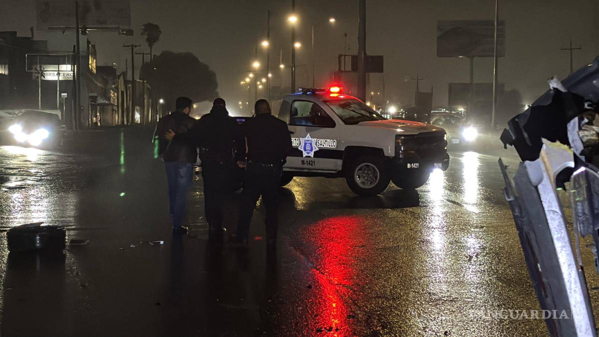 $!El conductor presuntamente manejaba bajo los efectos del alcohol cuando perdió el control del volante sobre el bulevar Nazario S. Ortiz Garza.