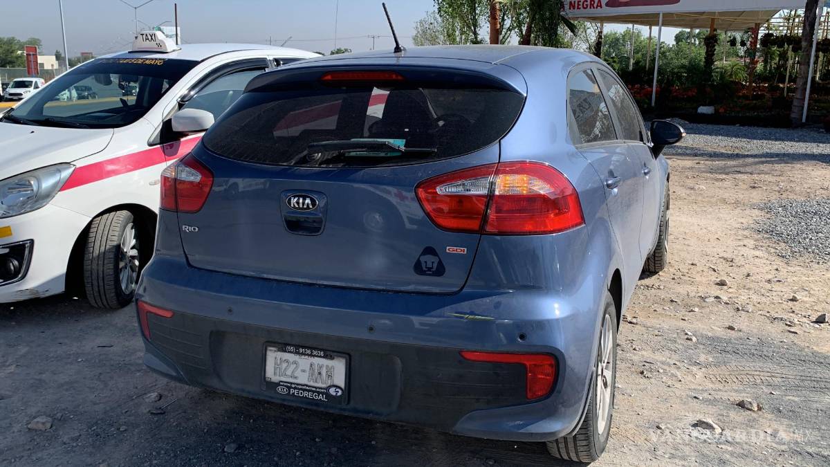 Taxista ocasiona doble accidente, al atropellar a motociclista e intentar huir en Saltillo