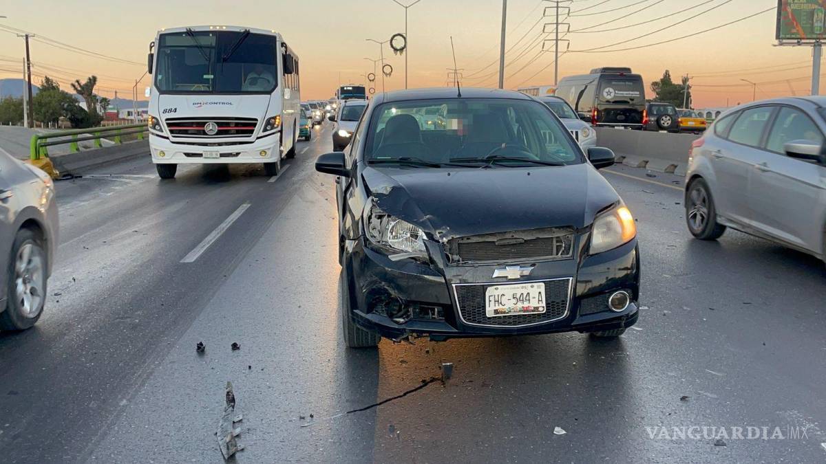 $!El vehículo Chevrolet involucrado en el accidente quedó detenido en los carriles centrales.