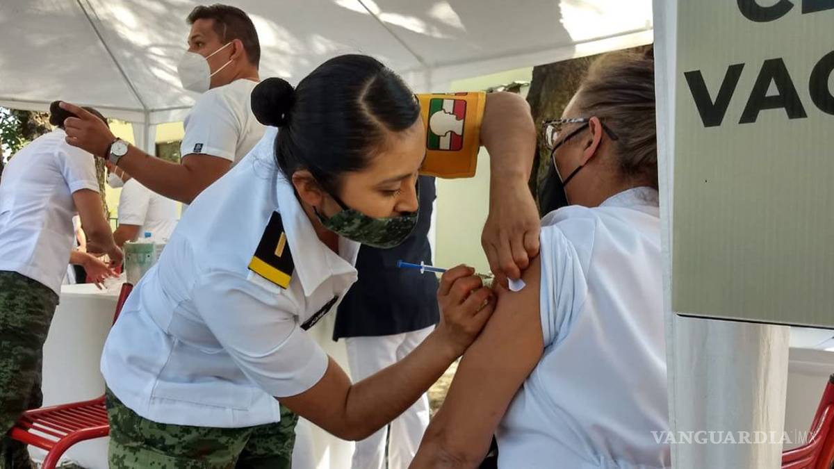 Adultos mayores vacunados en Arteaga perderían inmunidad si no reciben segunda dosis