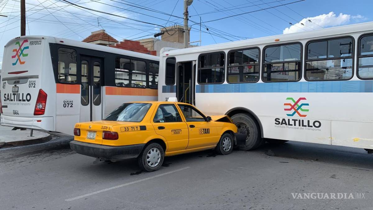 $!Quita derecho de paso y ocasiona accidente; taxista dice que se quedó sin frenos