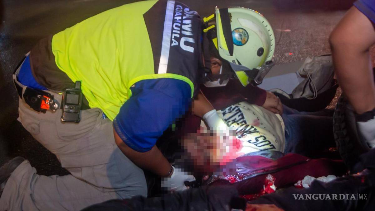 $!Paramédicos de la Secretaría de Salud y de la Cruz Roja acudieron al lugar del accidente para brindar atención a los dos jóvenes que derraparon tras perder el control de la motocicleta en una curva.