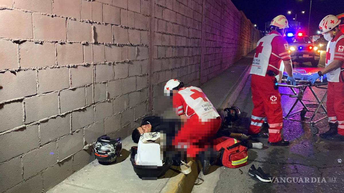 $!Paramédicos de la Cruz Roja trasladaron al conductor de la motocicleta a sus instalaciones para recibir atención médica.
