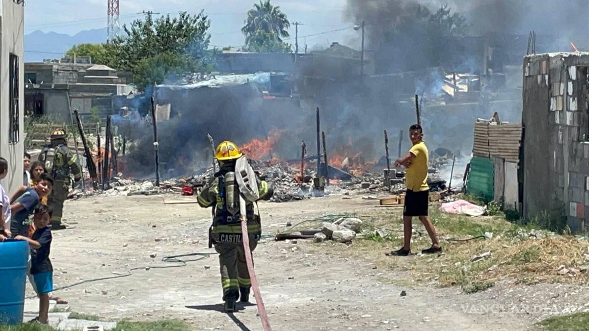 $!El fuego comenzó presuntamente tras una riña entre personas que habitaban las viviendas improvisadas.