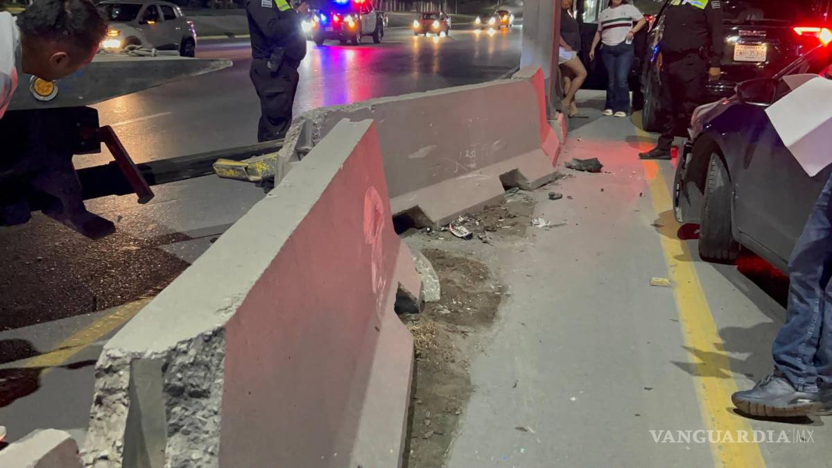 $!La fuerza del impacto contra los muros de contención centrales fue tal que una ballena de concreto salió proyectada hacia los carriles contrarios, obligando a otros automovilistas a realizar maniobras de emergencia para evitar una tragedia mayor.