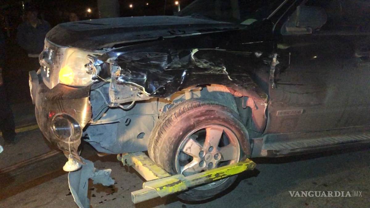 $!Chocan taxista y conductor en Saltillo, casi se agarran a golpes