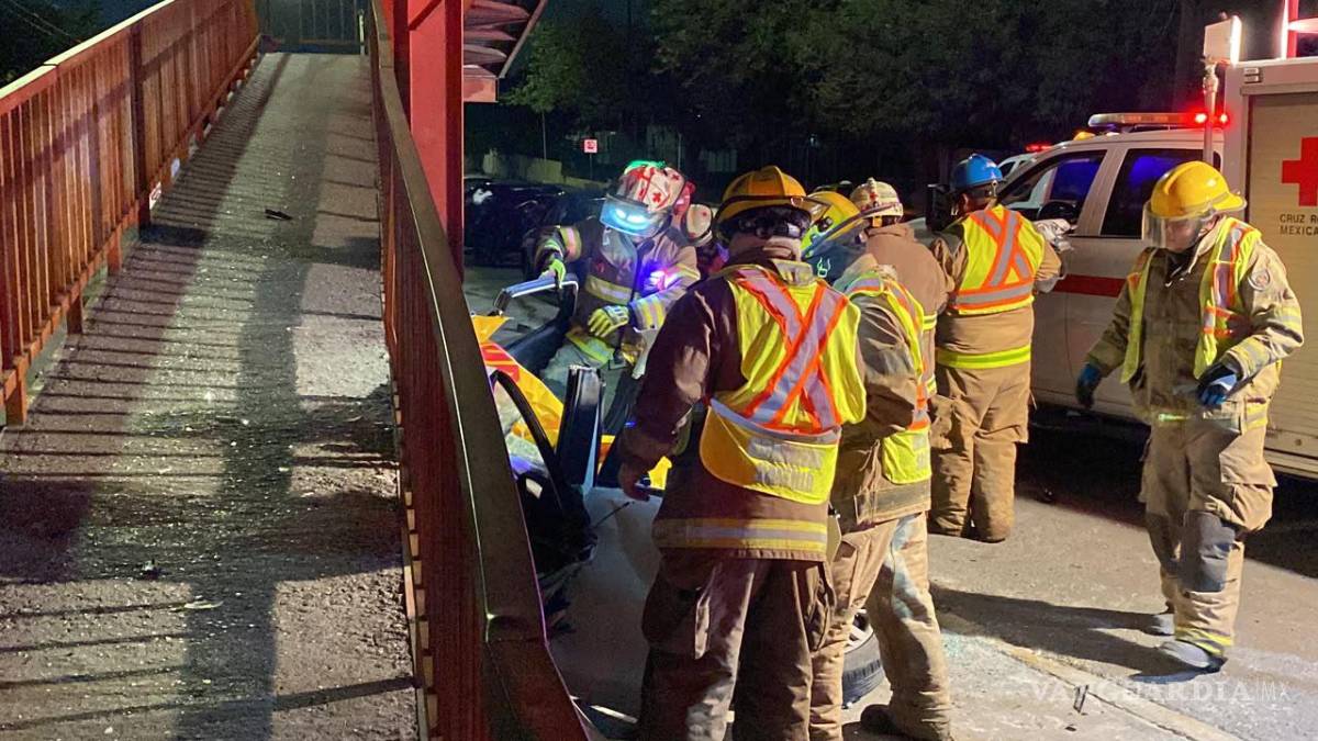 $!Bomberos utilizaron equipo hidráulico conocido como “quijadas de la vida” para retirar partes del automóvil y rescatar a la pareja, que permanecía atrapada entre los restos del vehículo siniestrado.