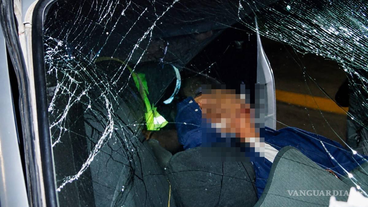 $!El adulto mayor presuntamente sufrió un malestar mientras circulaba sobre el bulevar Fundadores.