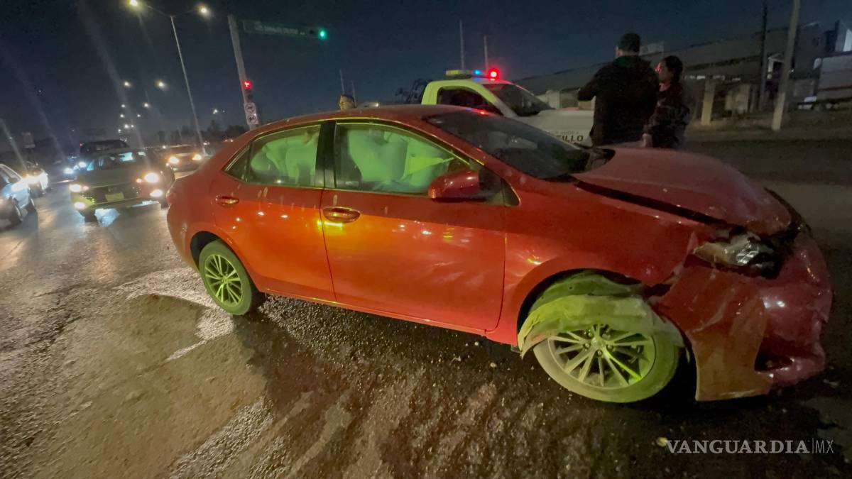 $!Ambos vehículos fueron trasladados a un corralón mientras se resuelven los pagos por los daños.