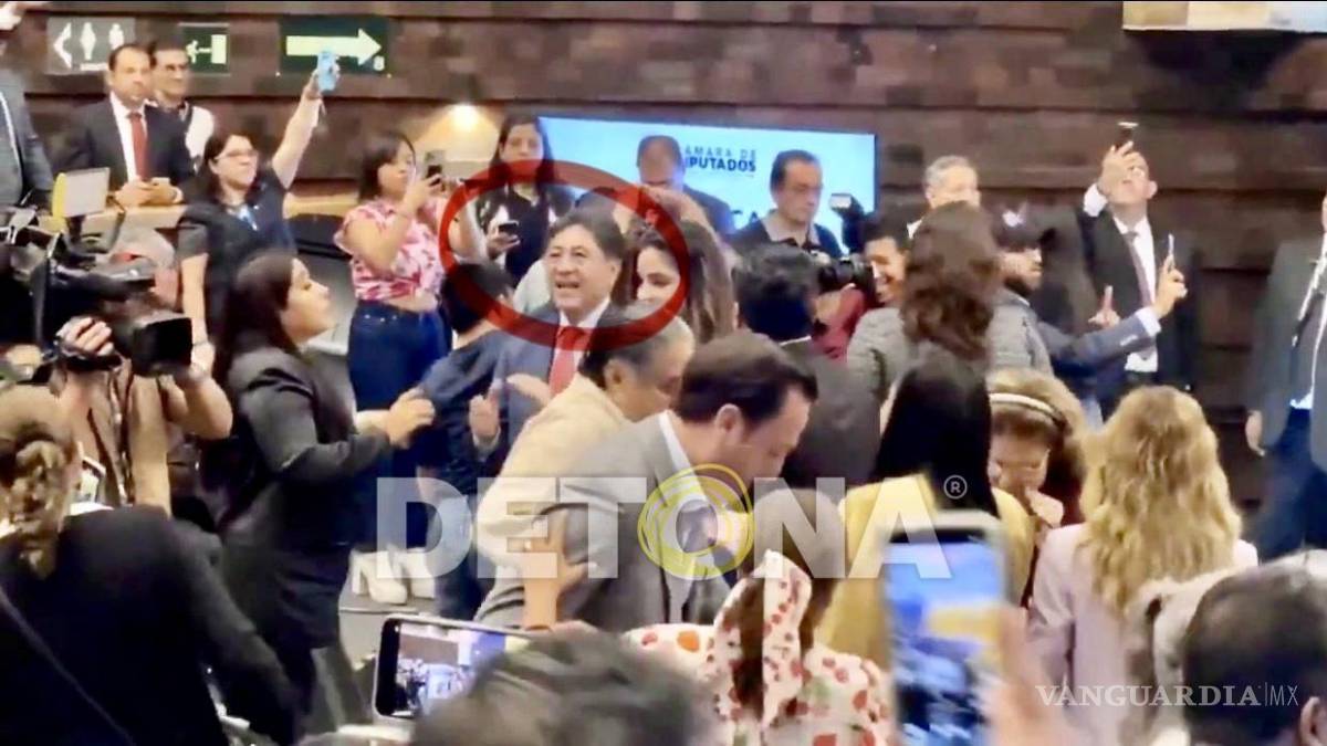 $!Diputados de MORENA y aliados remendados, bailando en el Congreso de la Unión. El de rojo es Santiago González, del PT.