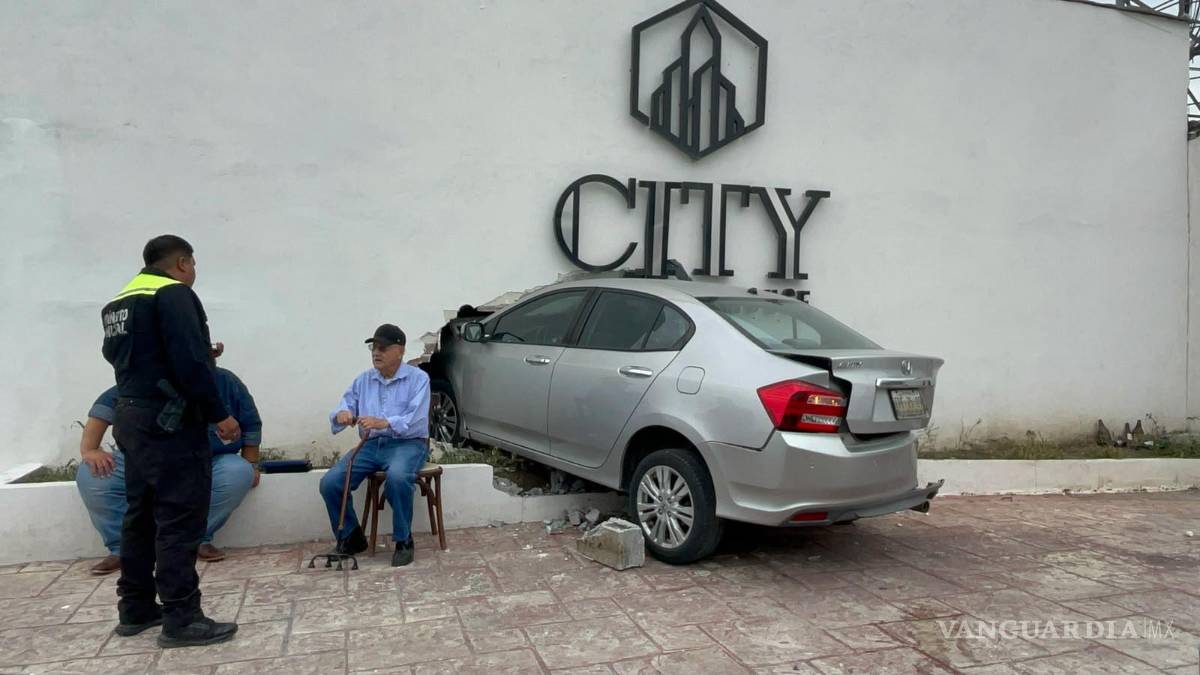 $!El vehículo subió a la banqueta, atravesó una jardinera y derribó parte de la pared del comercio ubicado sobre Mariano Abasolo.