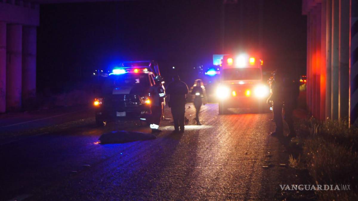 $!El hombre murió tras ser atropellado durante la madrugada sobre la carretera libre Saltillo-Torreón.