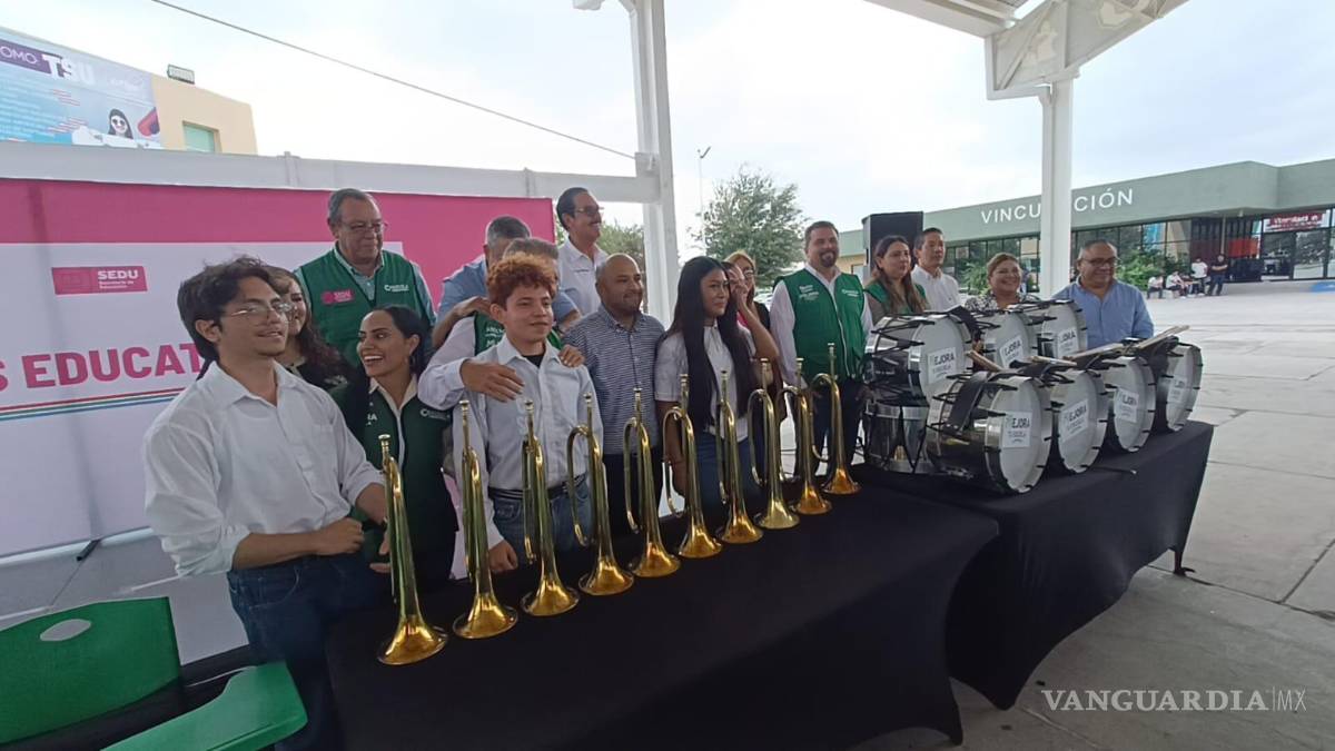 $!Autoridades estatales y educativas entregaron apoyos a estudiantes de la Universidad Tecnológica del Norte de Coahuila para fortalecer su formación académica.
