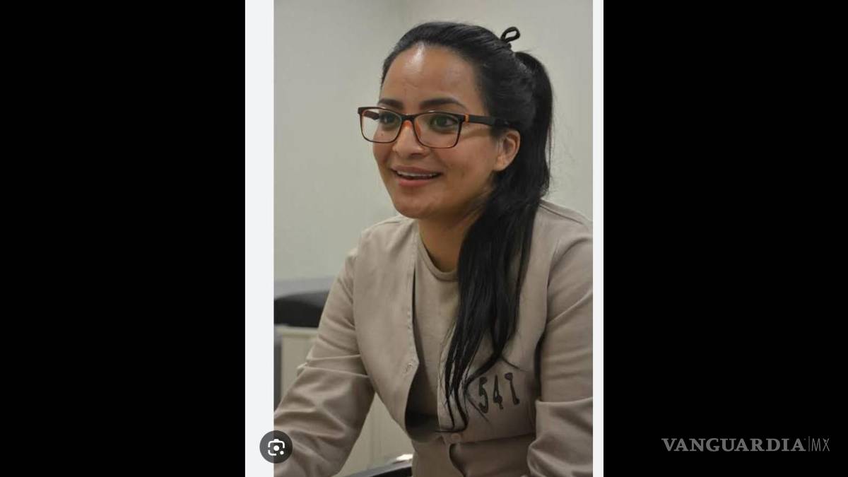 $!Mónica Esparza vestida con el uniforme de prisión.