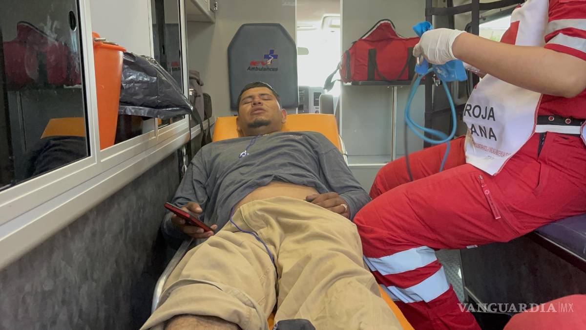 Por no respetar distancia, motociclista se estampa contra vehículo en Saltillo