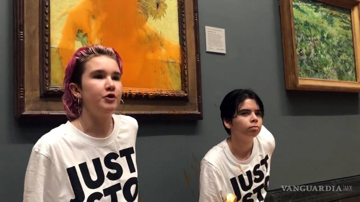 Dos integrantes de ‘Just Stop Oil’ lanzan sopa de tomate sobre ‘Los Girasoles’ de Van Gogh en la National Gallery