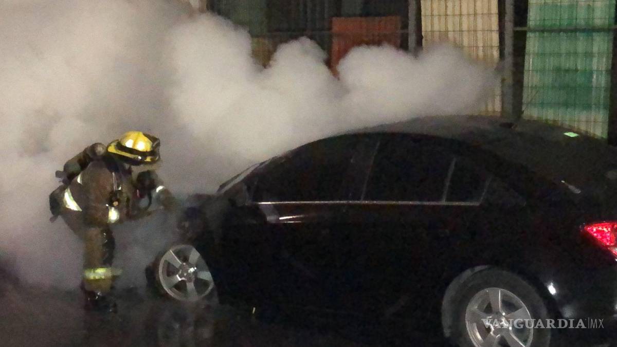 $!El auto fue remolcado mediante una grúa, siendo consignado el caso al ministerio público de asuntos viales.