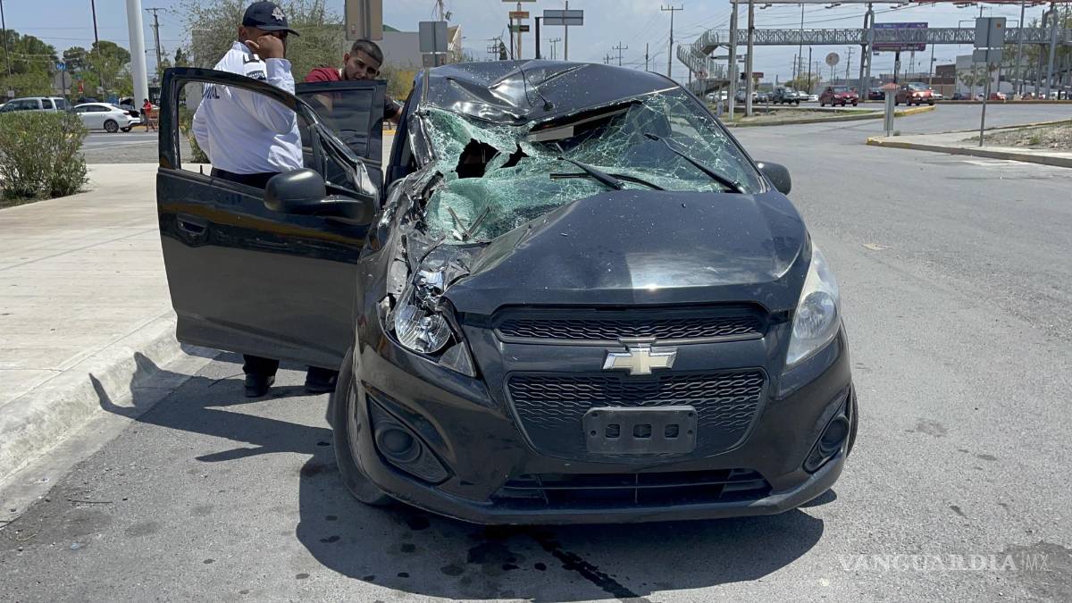 Daña eje de tráiler tres autos y operador ni se entera, en periférico de Saltillo